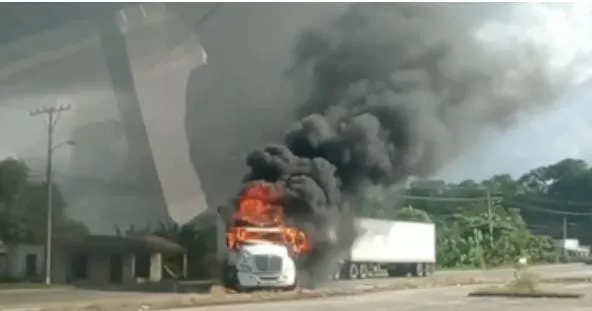 Tabasco: vuelve el pánico; delincuencia quema autos sobre la vía Villahermosa-Frontera