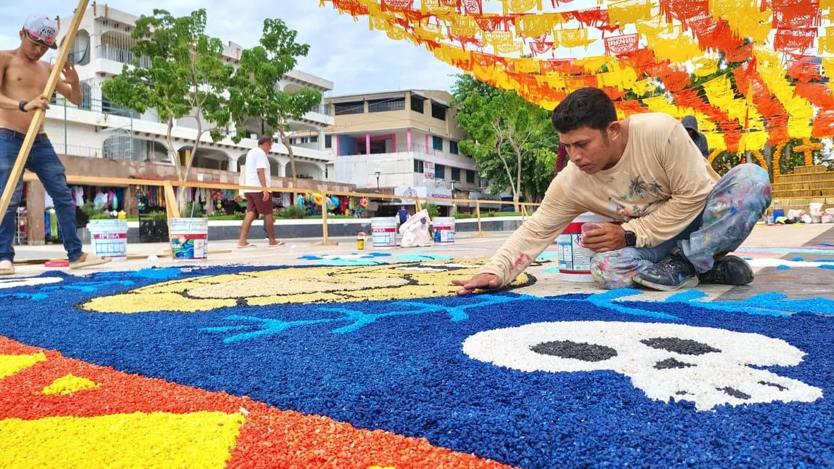Instalan ofrenda monumental por Día de Muertos en el zócalo de Acapulco