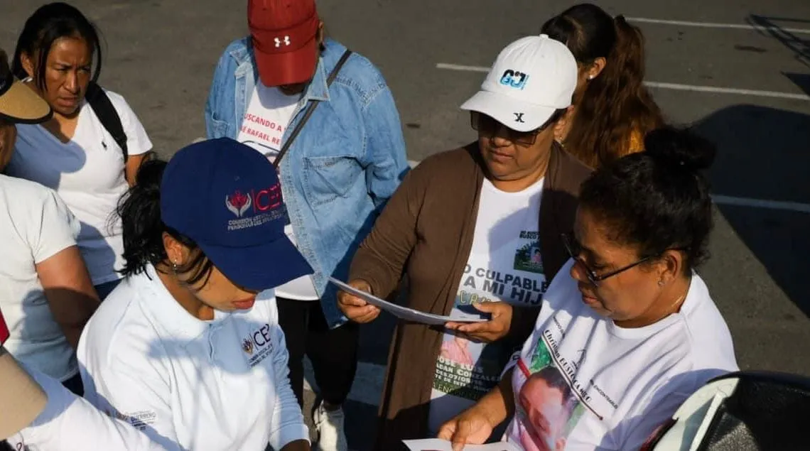 Madres buscadoras rastrean a sus hijos en el Semefo de Chilpancingo