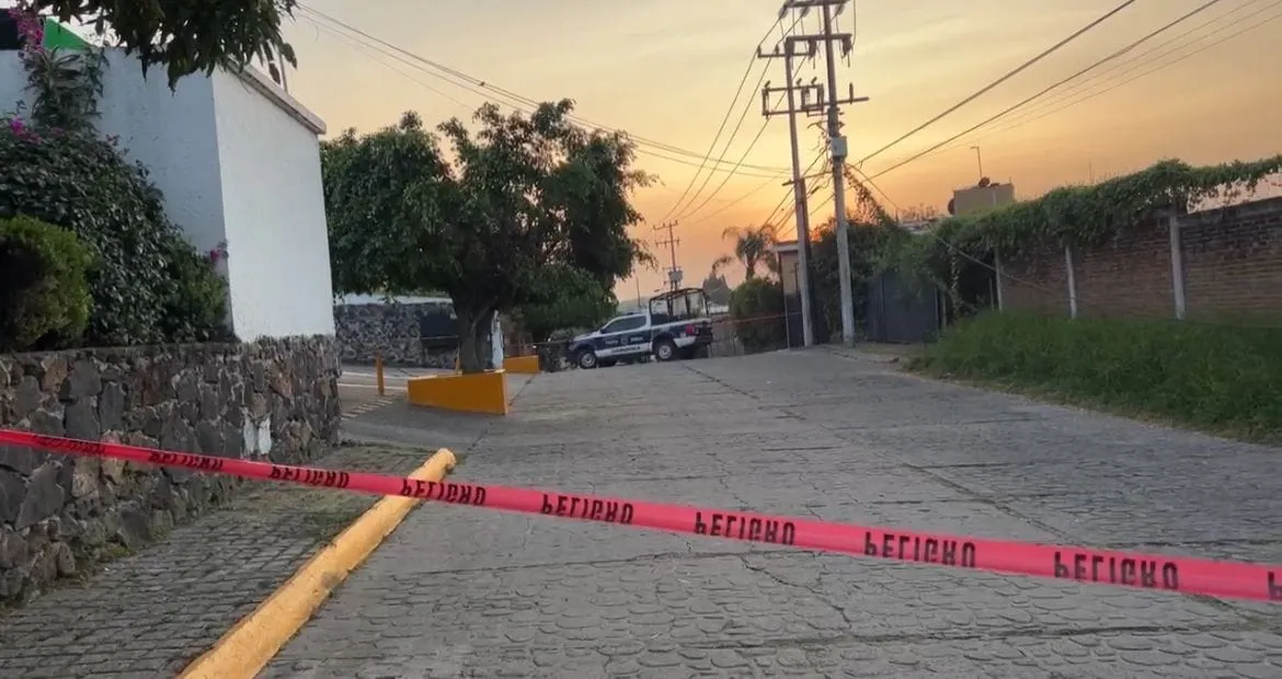 Balean a un hombre y dejan su cadáver expuesto en avenida de Cuernavaca