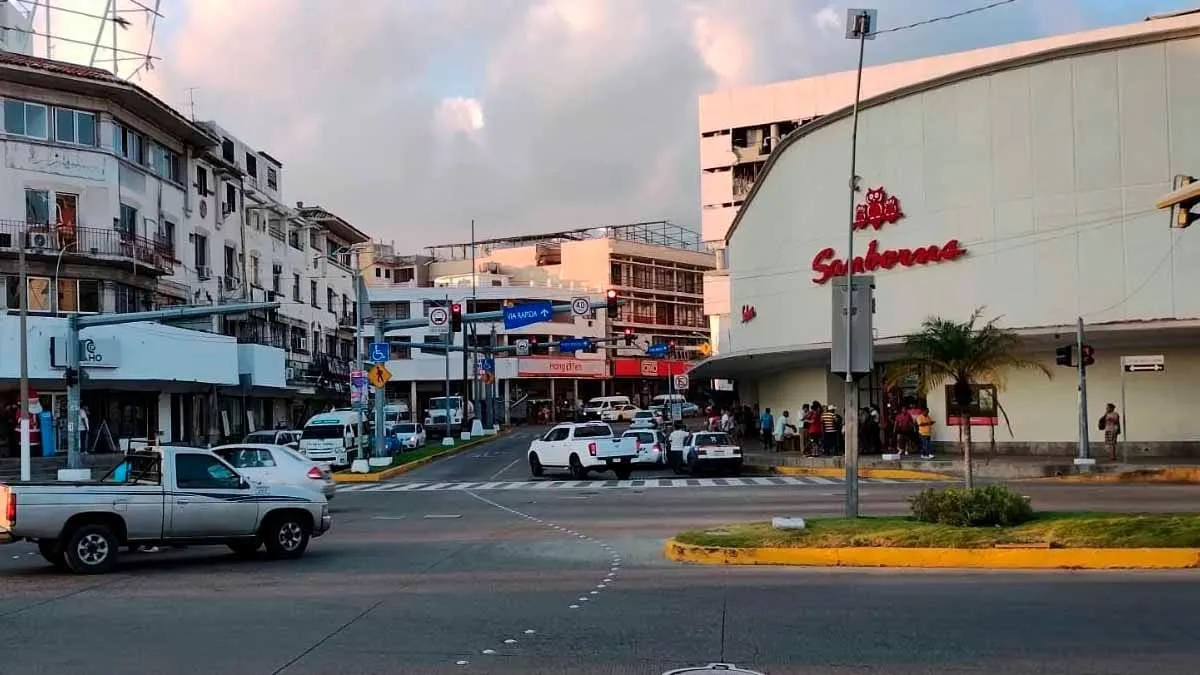 Balean al chófer de un urbano afuera del Sanborns de Acapulco