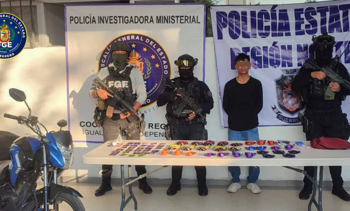 FGE captura a un joven con 30 dosis de cristal y 64 tachas en Taxco