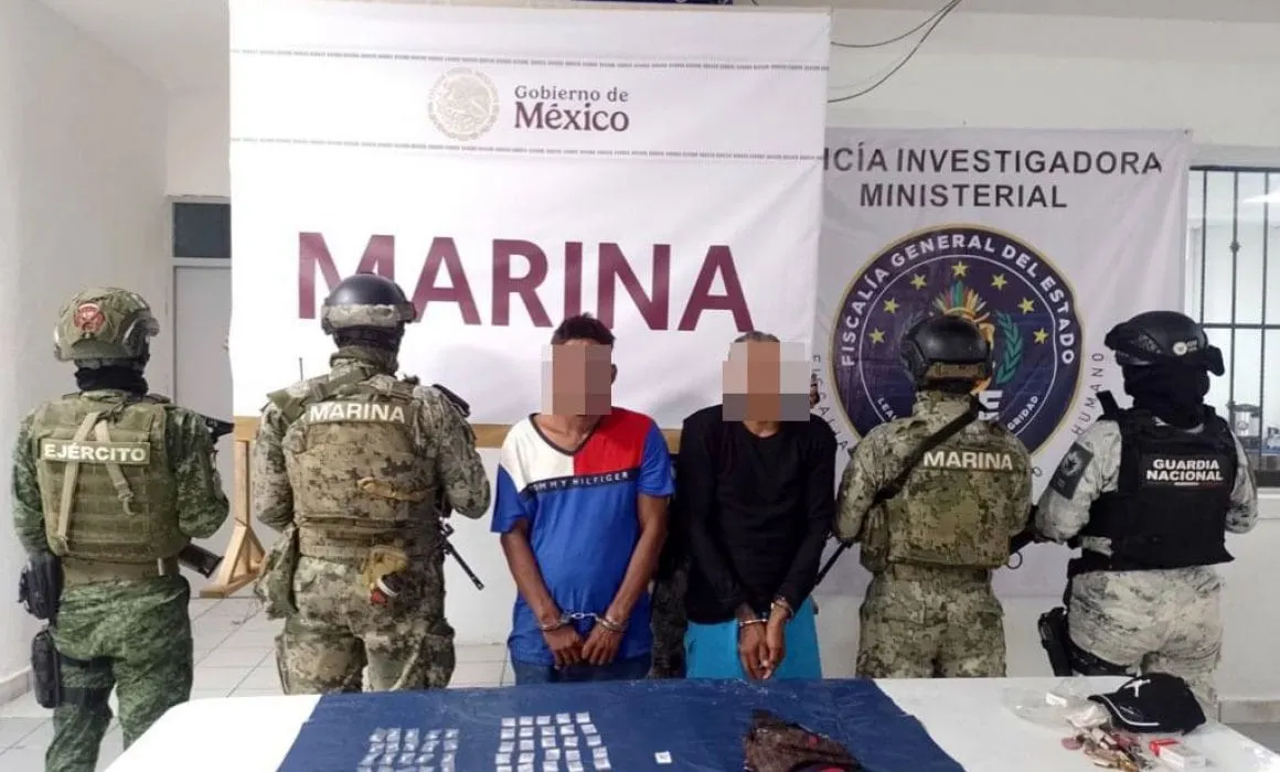 Marina detiene a 2 hombres; les decomisan droga en Acapulco