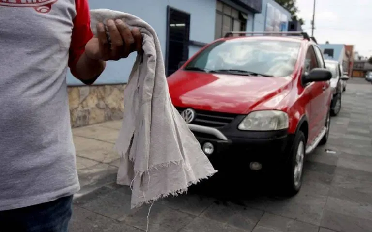 Detienen por 'gandallas' a 27 franeleros en CDMX