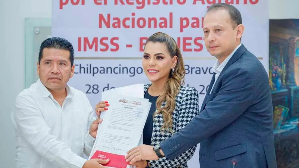 Guerrero entrega 32 títulos de propiedad a IMSS Bienestar para federalización de servicios de salud
