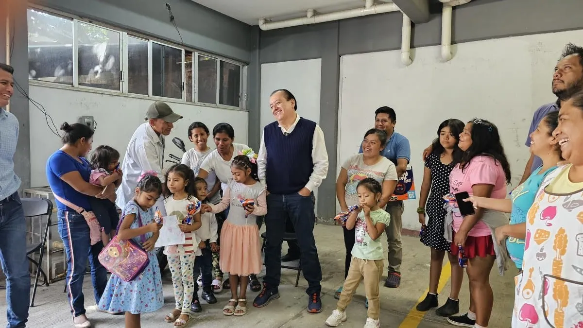 Acude Javier Saldaña al albergue de la UAGro en Chilpancingo; entrega víveres y enseres
