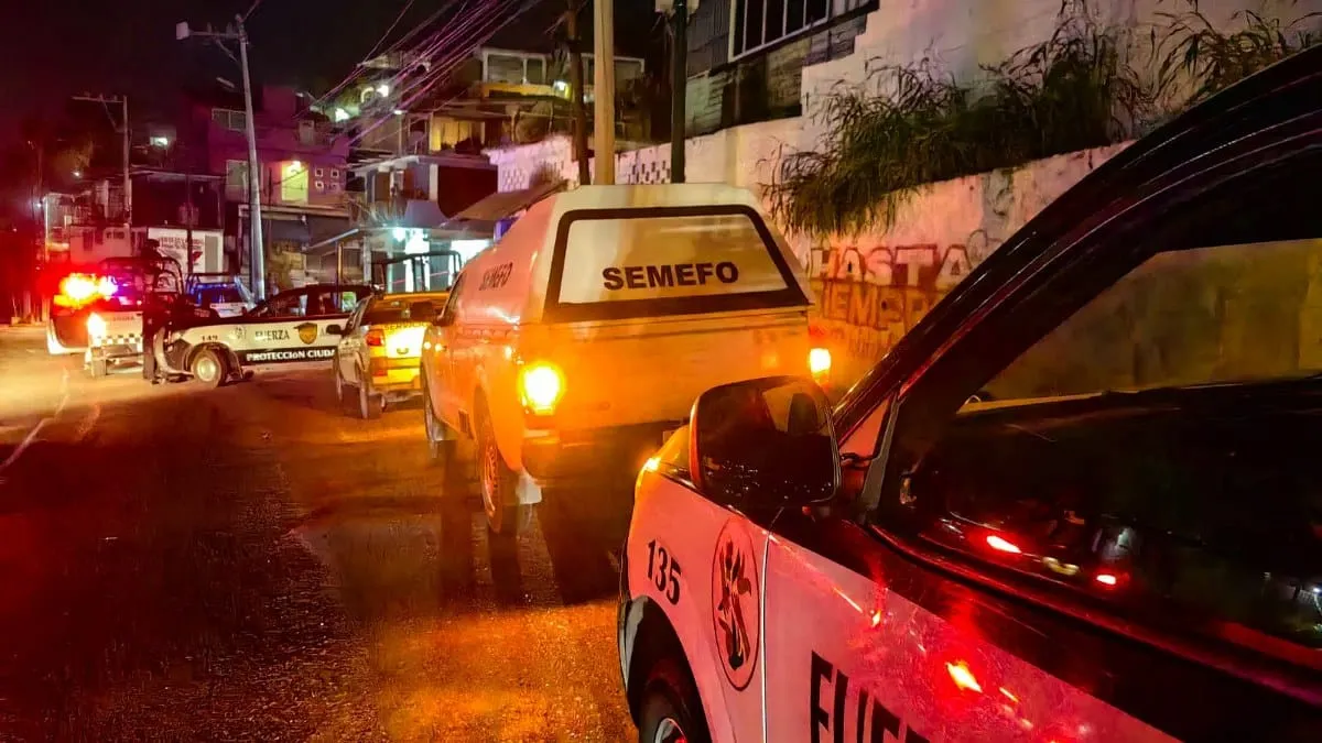 Hallan restos humanos en cubetas en la parada del Guayabo, Acapulco