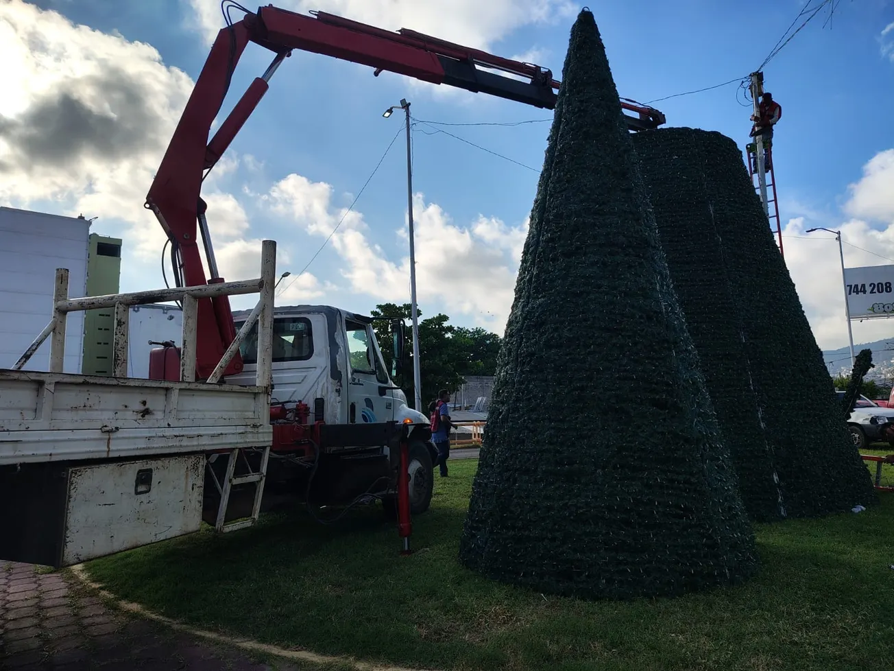 En Acapulco, alistan el encendido del árbol navideño