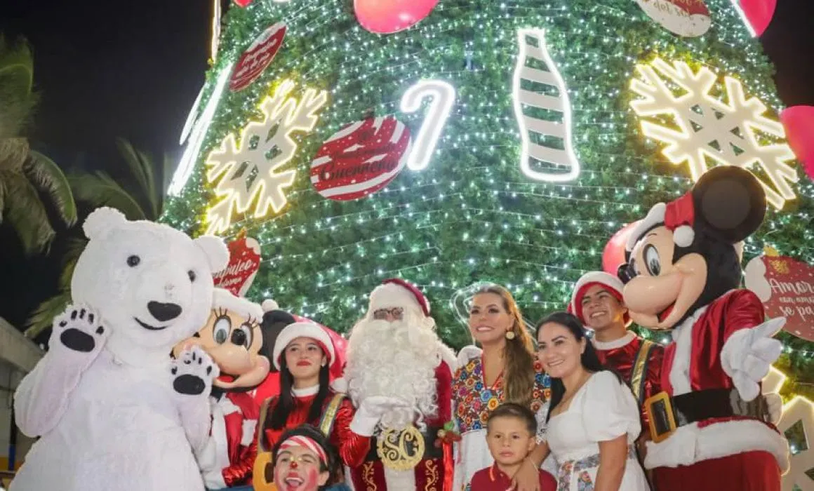 Acapulco se ilumina con el encendido del árbol de la Navidad