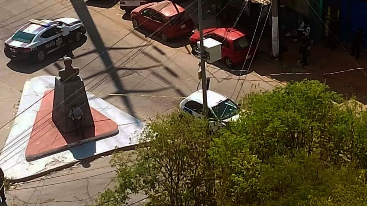 Taxista es atacado a balazos en Acapulco; vehículo fue abandonado en la avenida Solidaridad