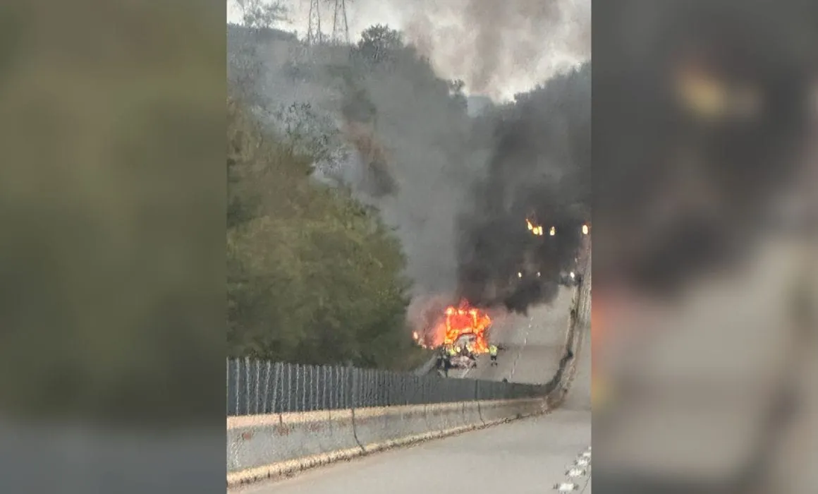 Se incendia un autobús en la Autopista del Sol; pasajeros logran salir con vida