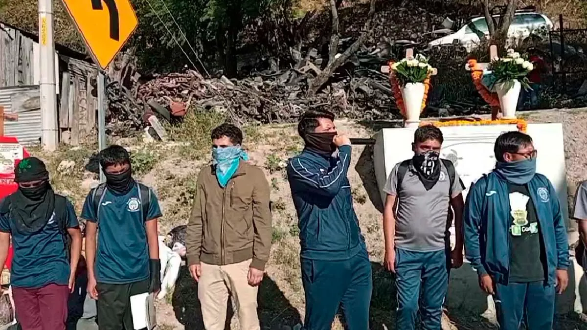 Normalistas bloquean Autopista del Sol por muerte de dos estudiantes en 2011