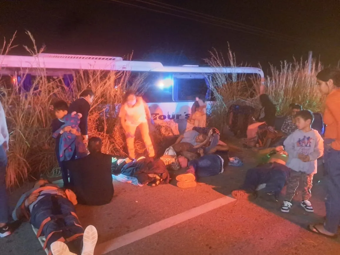 Dos mujeres muertas y 45 lesionados por accidente en Tecpan de Galeana