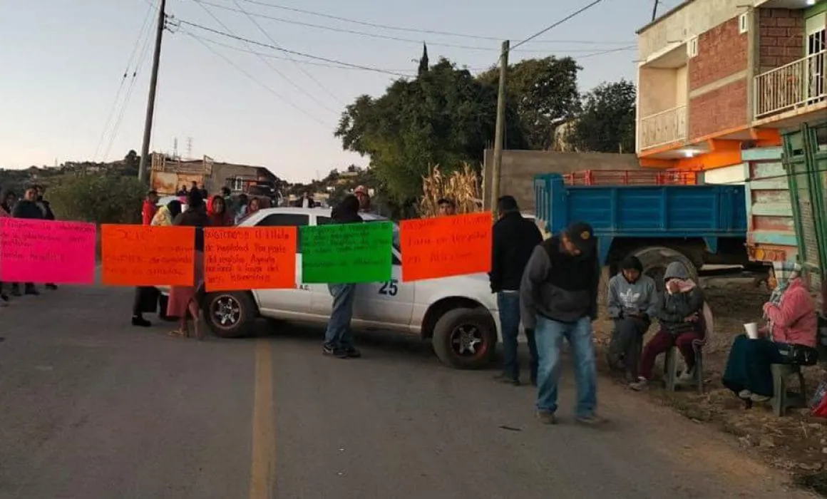 Pobladores bloquean carretera para exigir la construcción de un hospital en Atlixtac
