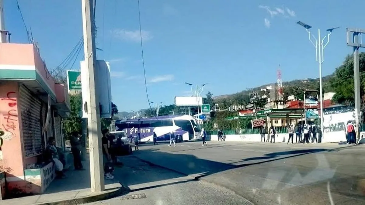 Estudiantes de Ayotzinapa bloquean la Autopista del Sol en Chilpancingo