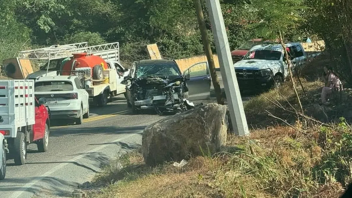 Choque en la Escénica de Acapulco deja dos lesionados y daños materiales