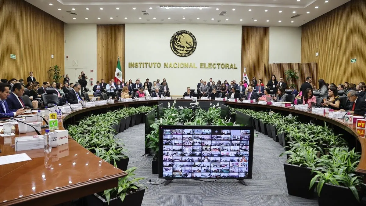 Juez notifica a la FGR por desacato del INE contra amparos que frenan reforma judicial