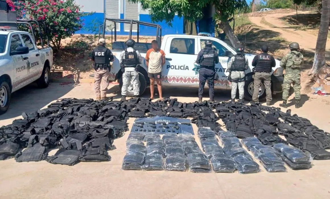 Detienen a 2 hombres con armamento y equipo táctico en San Marcos