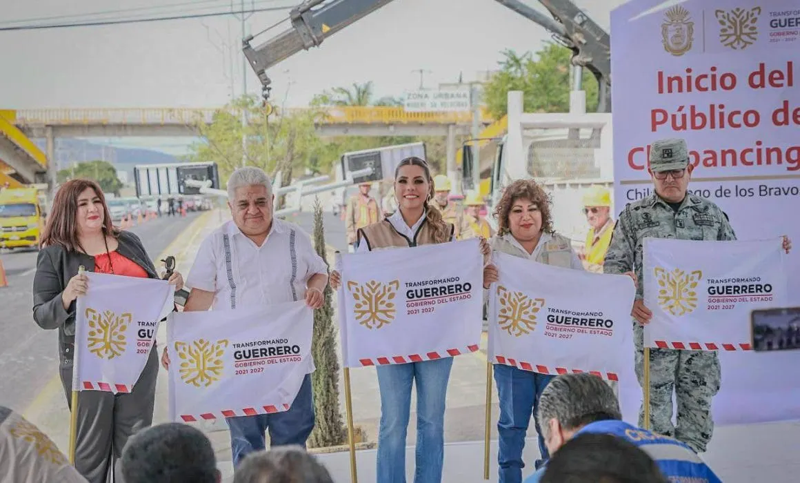 Evelyn pone en marcha alumbrado solar en bulevar de Chilpancingo