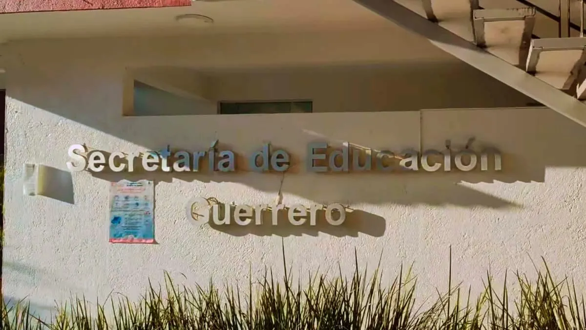 Normalistas de Ayotzinapa vandalizan oficinas de la SEG