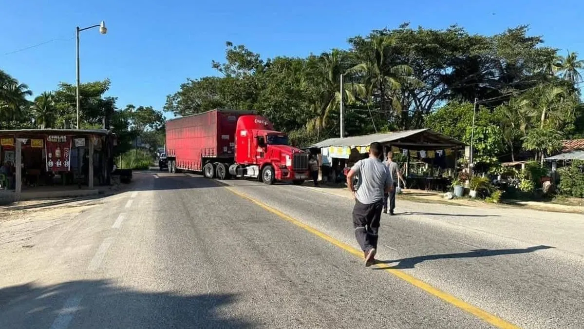 Bloquean la carretera Acapulco-Zihuatanejo por inseguridad en Petatlán