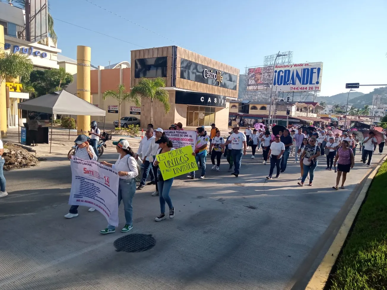 Marchan maestros por la Costera; exigen pagos y recategorizaciones