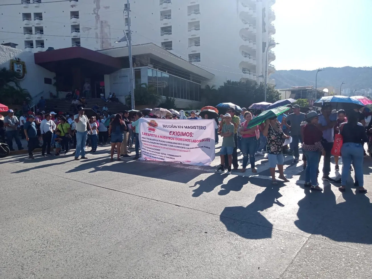 Maestros del SUSPEG bloquean la Costera; piden pago de aguinaldo y quincena