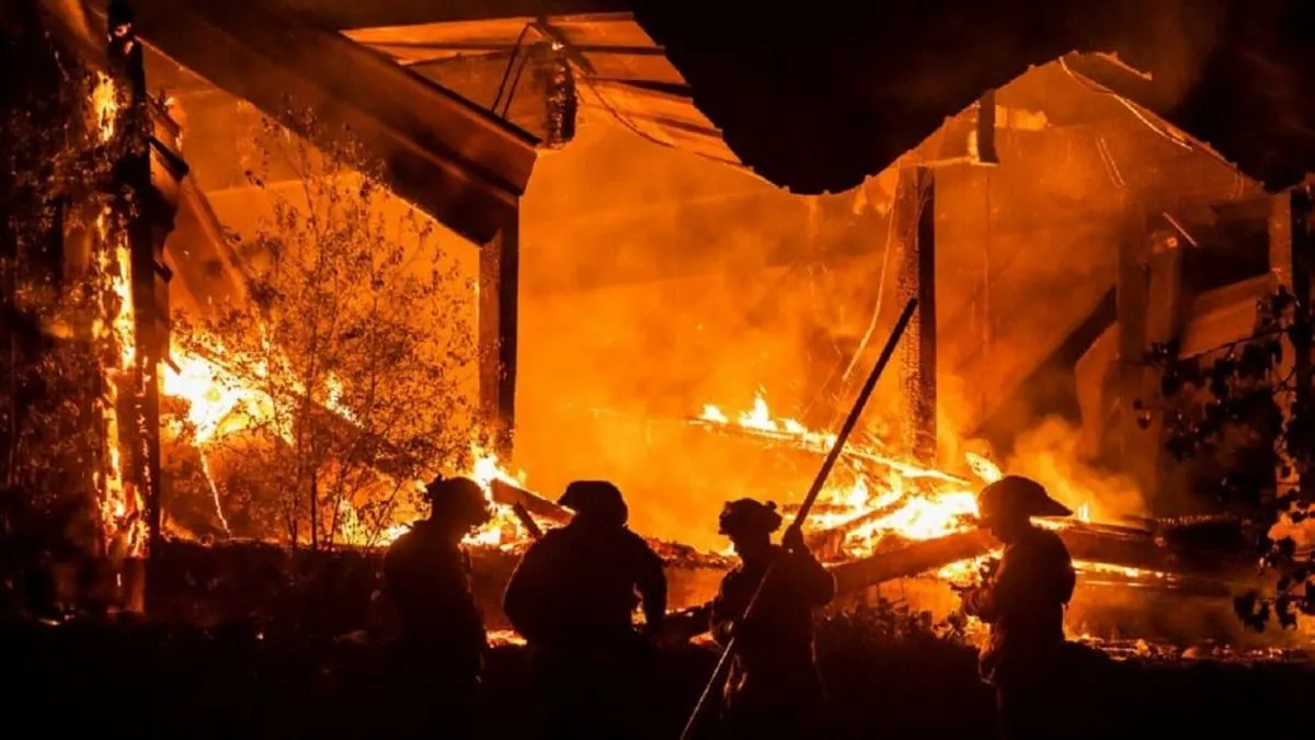 Arde California; dos personas muertas y mil estructuras dañadas por incendios forestales
