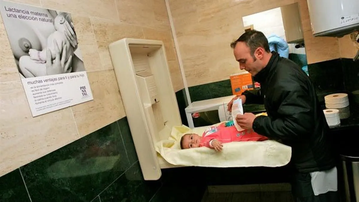 Promueven instalar cambiadores de pañales en sanitarios de mujeres y hombres