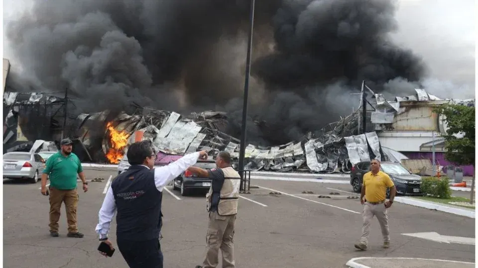 VIDEO: Arde el Casino Royal Yak en Culiacán, Sinaloa