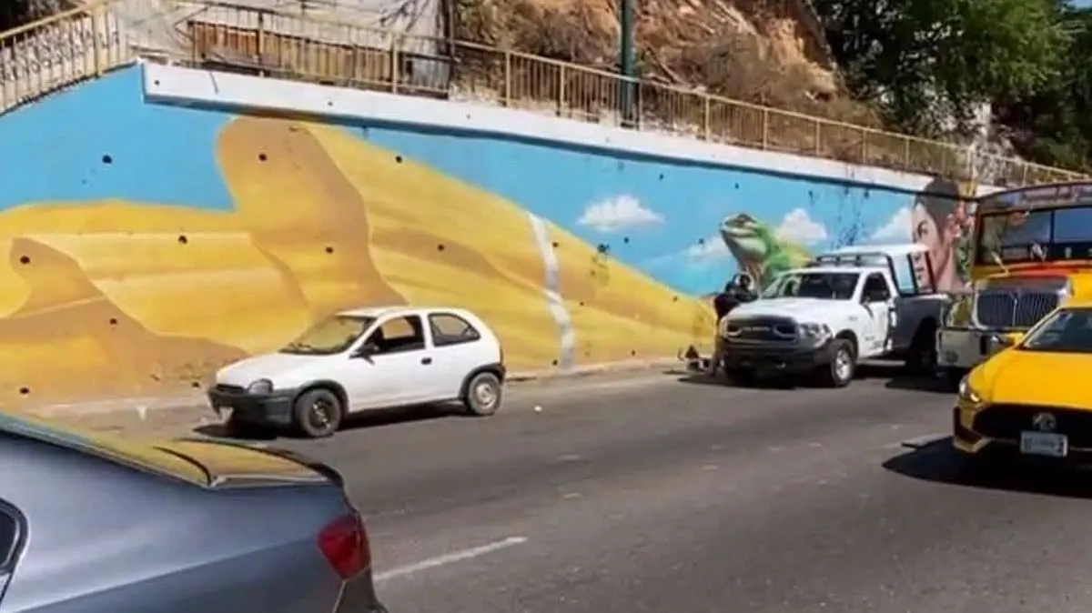 Hallan cuerpo en vehículo abandonado en la colonia Benito Juárez de Acapulco
