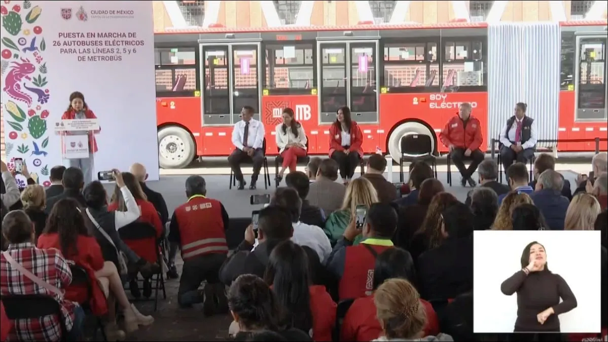 Clara Brugada abandera 26 nuevos autobuses eléctricos biarticulados para el Metrobús