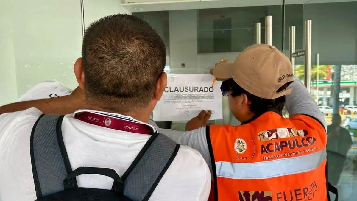 Clausuran condominio en Acapulco por vertido de aguas residuales a la vía pública