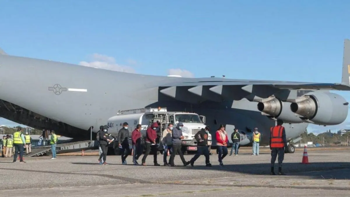 Estados Unidos deporta a 2 mil extranjeros por tierra y aire; llegan a México 4 vuelos con repatriados