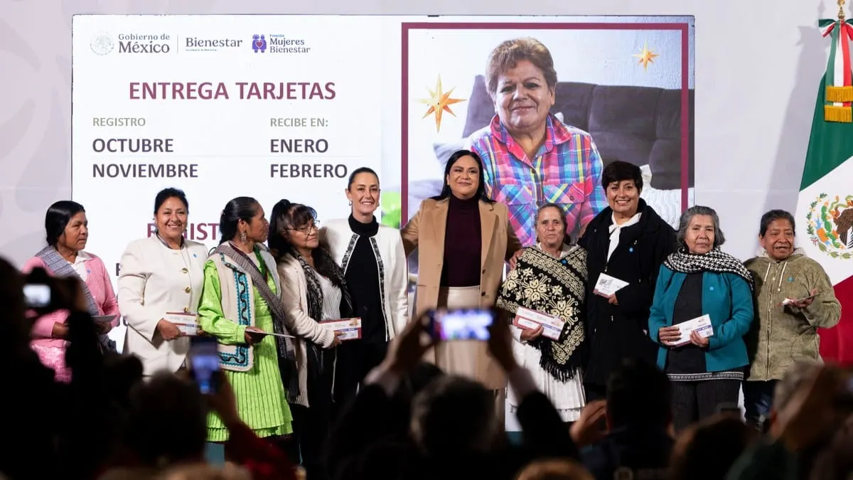 Mujeres Bienestar llega a casi un millón de beneficiarias; Sheinbaum entrega las primeras tarjetas