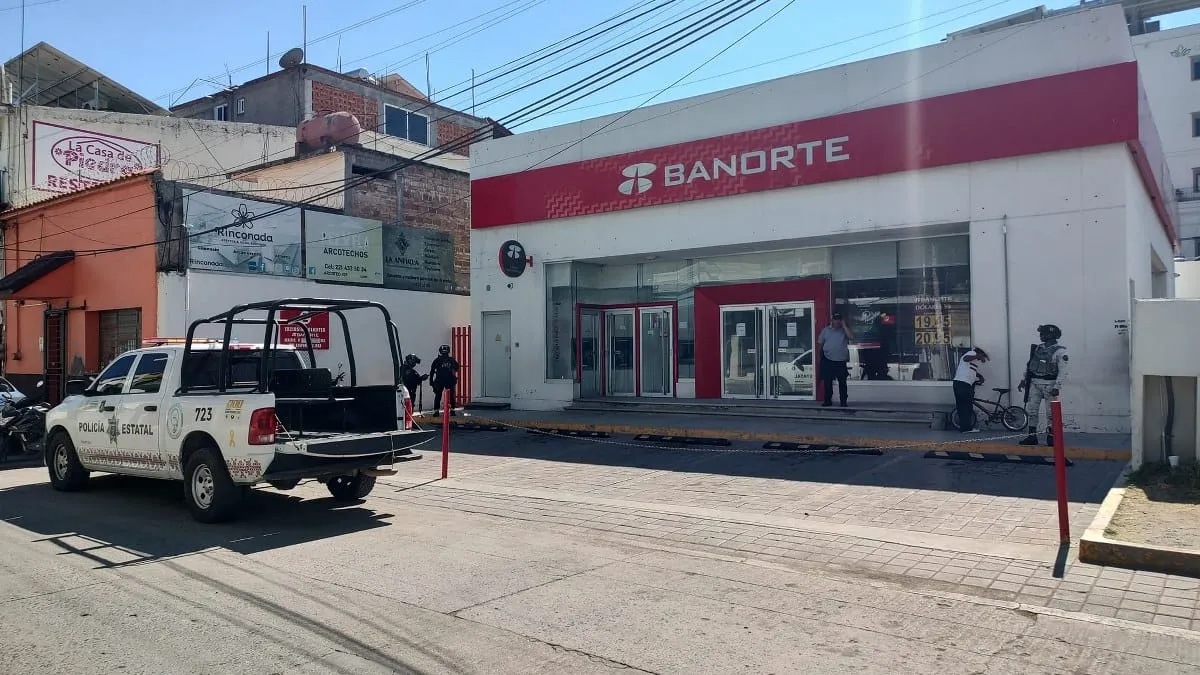Armados asaltan un banco en el Centro de Iguala, Guerrero
