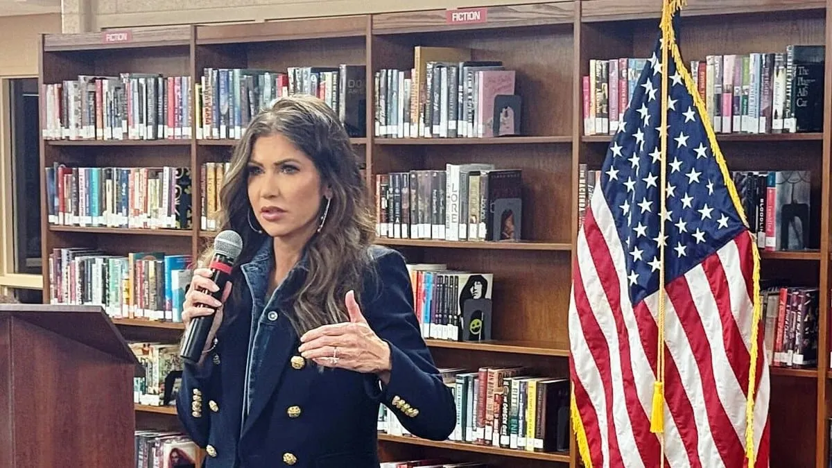 Kristi Noem, secretaria de seguridad Nacional de EU, no descarta enviar a Guantánamo a mujeres y niños migrantes