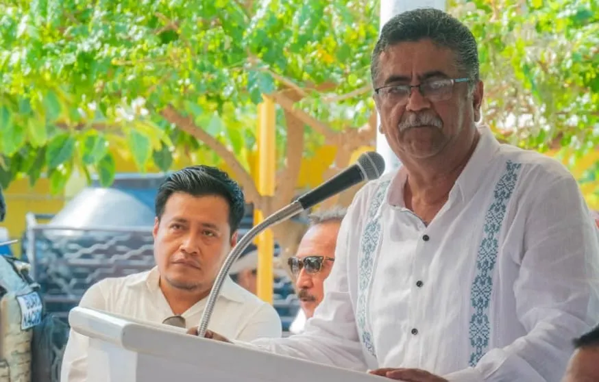 Alcalde de Coyuca de Benítez sigue cobrando como maestro en Guerrero