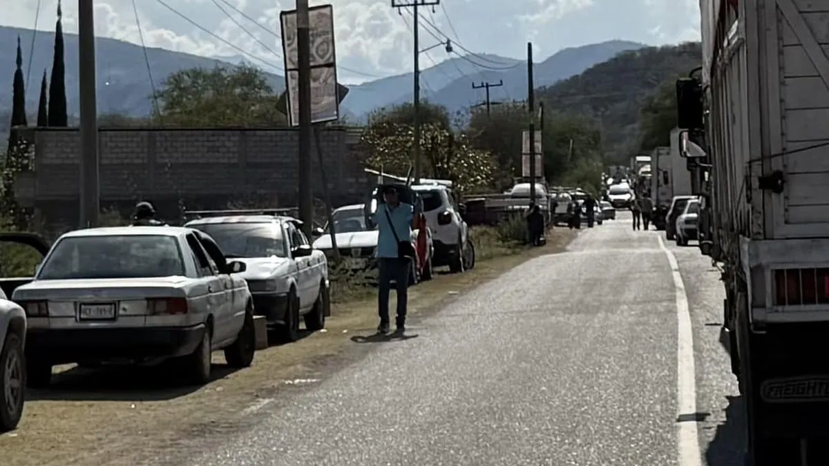 Atienden demanda de docentes tras bloqueo en carretera en la Montaña Alta