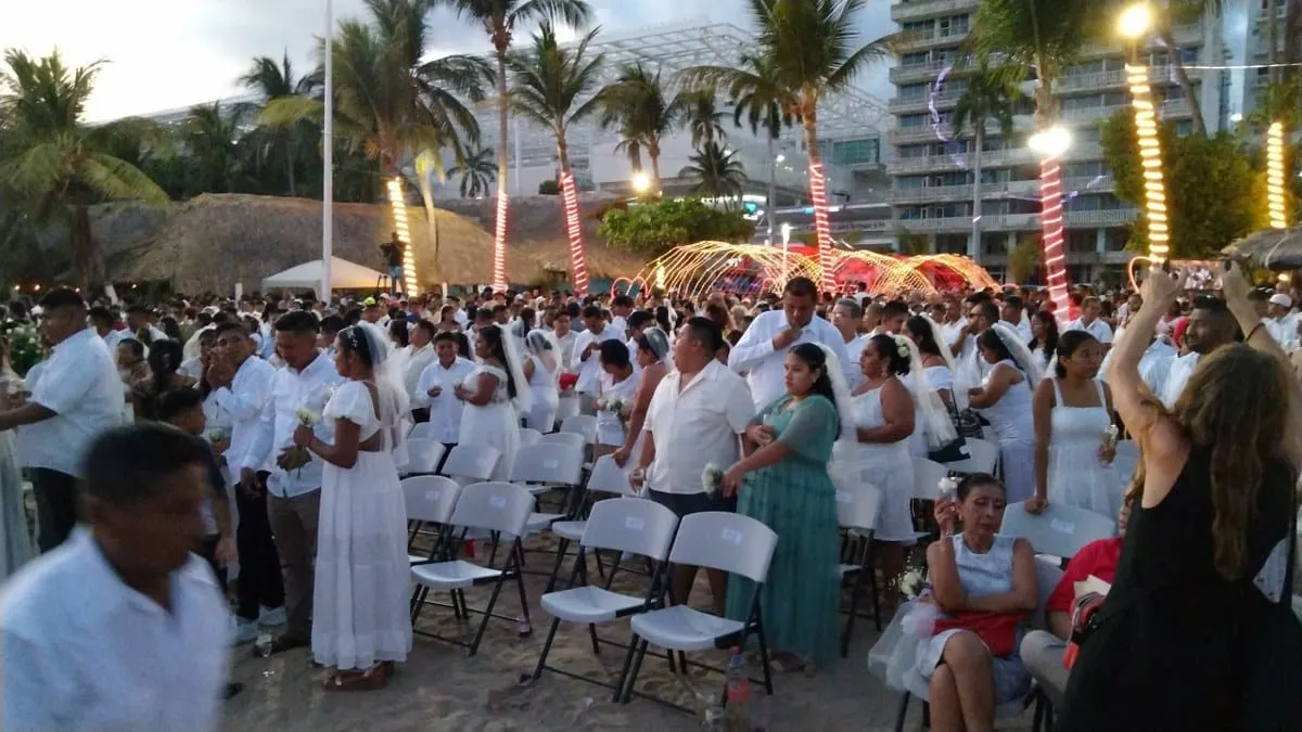 Se casan 220 parejas frente al mar en las bodas colectivas de Acapulco