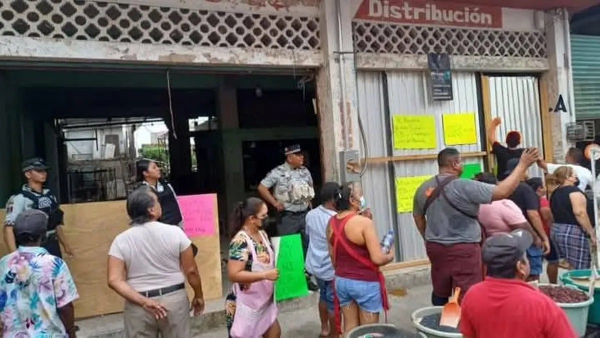 Comerciantes protestan contra la construcción de un Chedraui en Acapulco