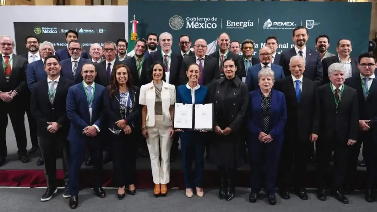 Precio de la gasolina no pasará de 24 pesos; Sheinbaum destaca 'acuerdo histórico'