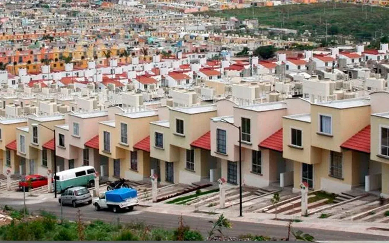 Senado avala en lo general reformas al Infonavit; podrá construir casas