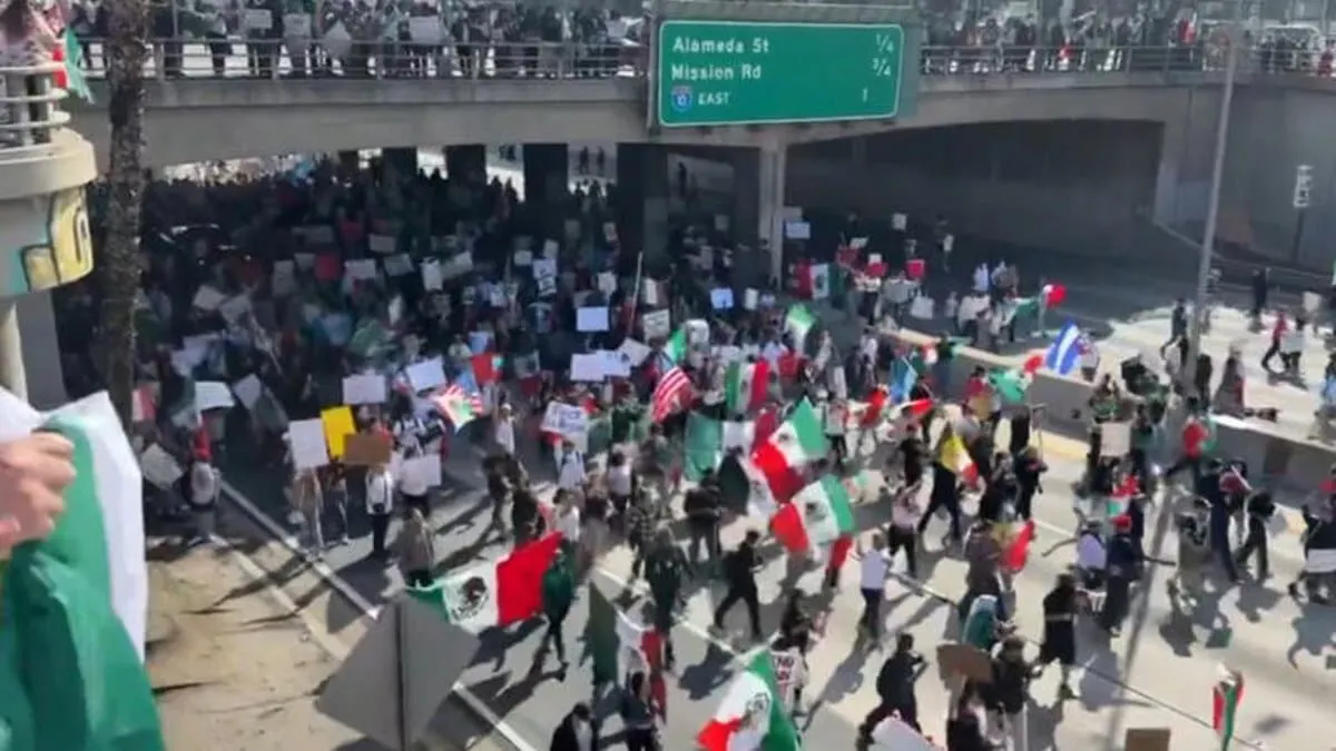Trump: no muerdas la mano que te da de comer. Miles de mexicanos protestan en los Ángeles