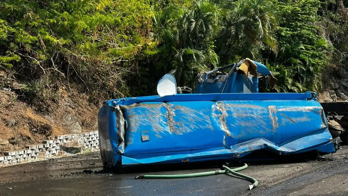 Vuelca pipa en la Escénica de Acapulco; conductor salió proyectado y se reporta grave
