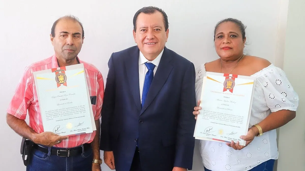 Suma Autónoma de Guerrero más de 900 nuevos profesionistas mediante programa 'Ponte Águila y Titúlate'