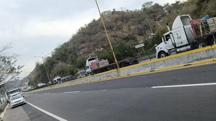 Reanudan cobro en casetas de la Autopista del Sol con aumento en tarifas