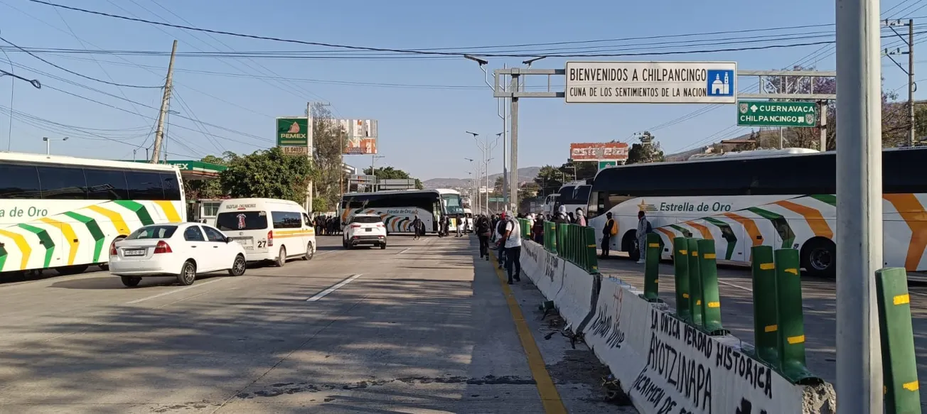 Normalistas de Ayotzinapa bloquean otra vez la Autopista del Sol, en Chilpancingo