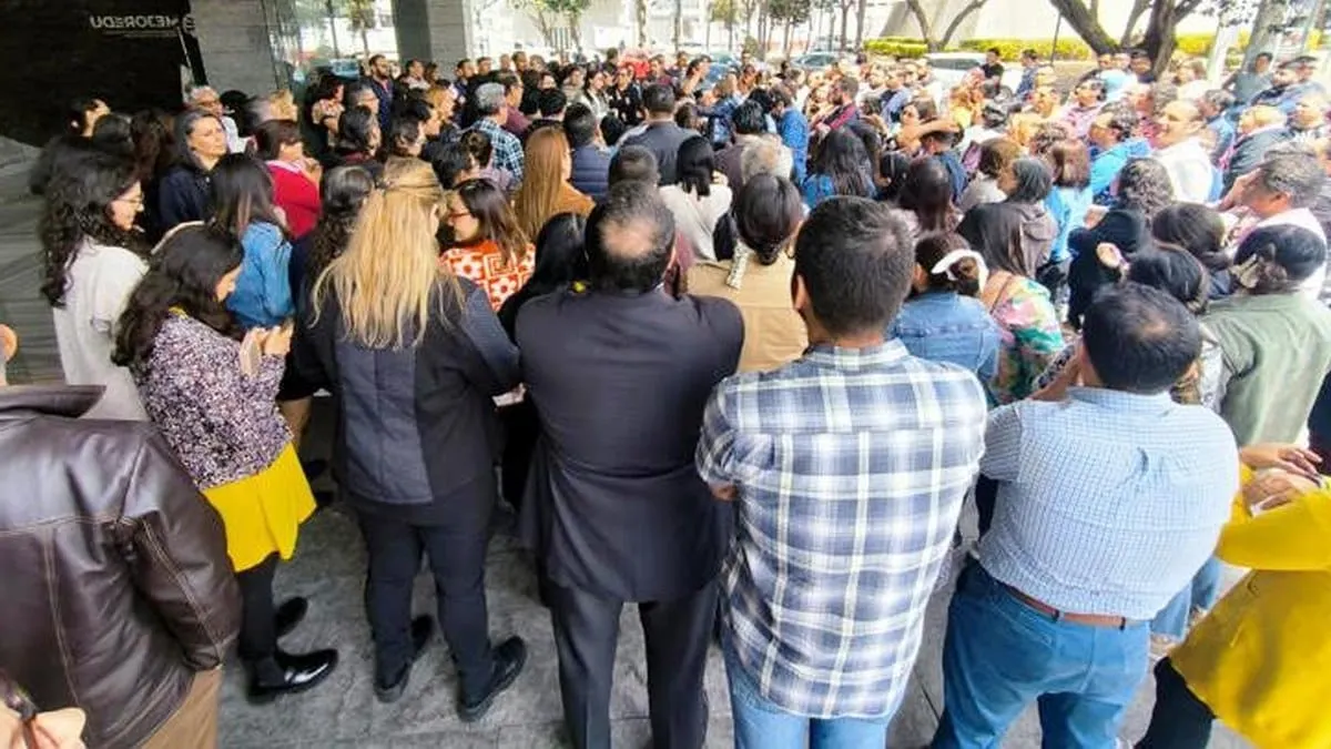 Van a la mañanera trabajadores de Mejoredu; demandan habar con la presidenta