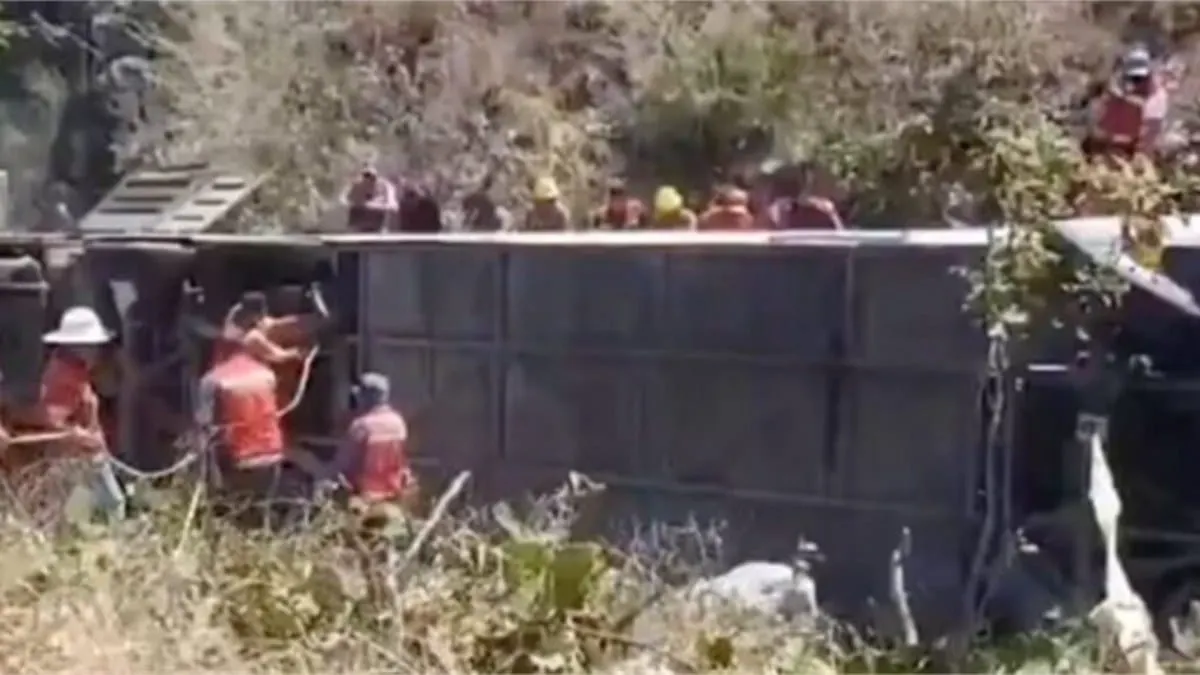 Mueren 32 personas en dos accidentes carreteros en Oaxaca y Durango